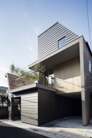 An der Straenseite gibt sich das Haus von Hugo Kohno Architect Associates geschlossen.