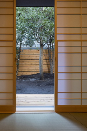 Hugo Kohno Architect Associates haben den Japanischen Raum im Erdgeschoss mit Zugang zum kleinen Garten geplant.