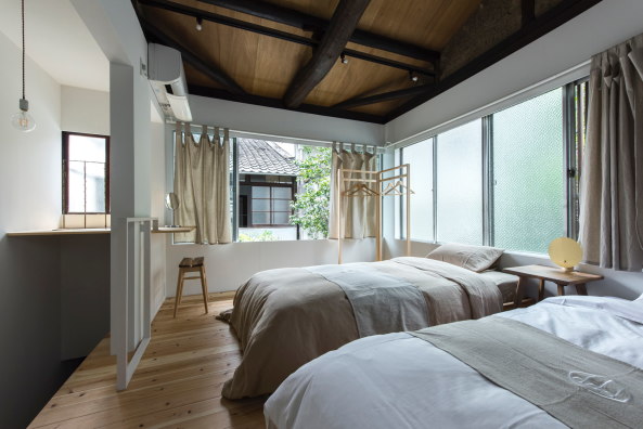 Im Gstezimmer ist die alte Dachstruktur sichtbar.