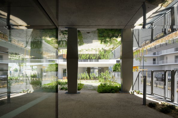 Kleine Gr�nfl�chen, genannt �kommunale G�rten�, beleben die Eingangssituationen.