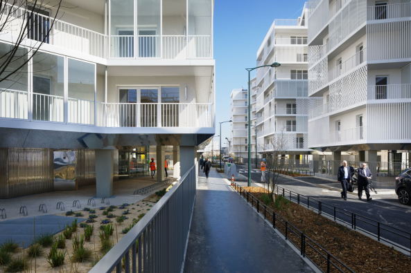 Die Erdgeschosszone ist zumindest optisch mit dem Stra�enraum verbunden.