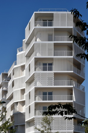 Die verschiedenen Ausrichtungen, Verschattungselemente und Balustraden an den Balkonen lassen ein abwechslungsreiches Spiel an den Fassaden entstehen.