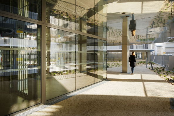 Die Spiegelfl�chen an den Geb�uden lassen die Sockelzone sehr gro�z�gig erscheinen.