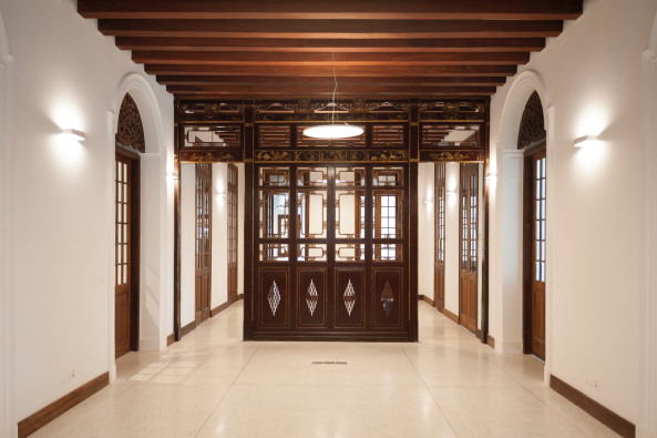 Durch die breiten Fluren, die fr Ausstellungen genutzt werden knnen und den Balkon entsteht eine grozgige Atmosphre.