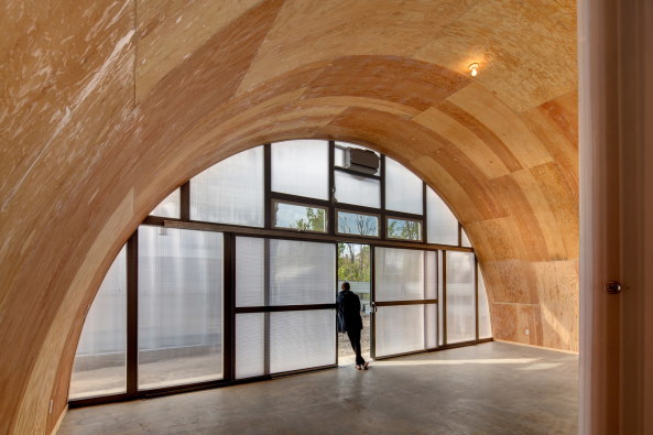 Die Stirnseiten der halbrunden H�tten wurden mit Polycarbonatplatten verschlossen.