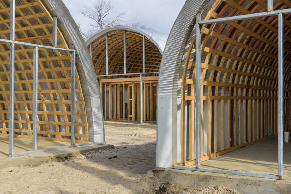 Die Leichtbaukonstruktion ist eine Verbindung aus Holzstruktur, Polycarbonatplatten und einem Stahlblech als Au�enhaut.