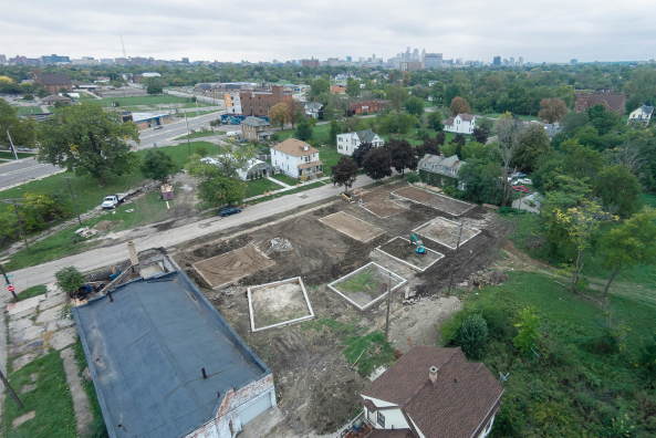 Im Bauprozess wurden zuerst Fundamente als Plattformen fr die Htten geschaffen.