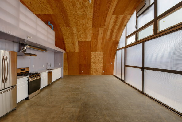 Der Innenraum wird durch eine Funktionsbox geteilt.