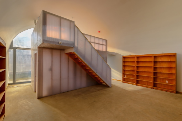 Au�erdem ist sie K�che, Bad sowie Stau- und Technikraum.