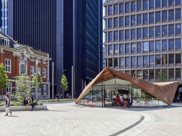 Auf dem Aldgate Square realisierten Make Architects einen kleinen Pavillon, der von der gemeinntzigen Organisation Kahaila als Caf und Gemeinschaftsort betrieben wird.