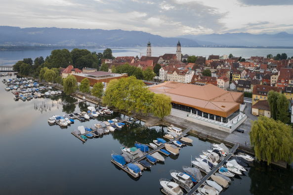 Auer und Weber sanierten und erweiterten die Inselhalle am Ufer des Bodensees in Lindau zu einem zeitgenäßem Konferenzzentrum.