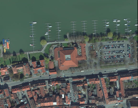 Luftaufnahme der Bestandssituation mit L-frmigem Feuerwehrhaus und groem Parkplatz