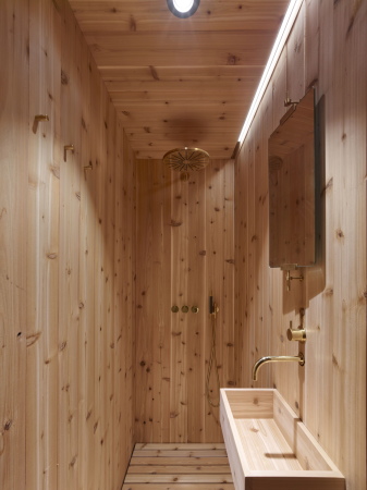 Das Bad erinnert an eine skandinavische Sauna.