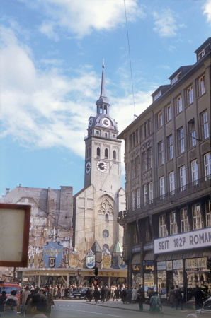 Blick vom Marienplatz auf die Peterskirche