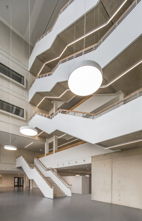 Freitragende Treppen verbinden die Geschosse, ein 