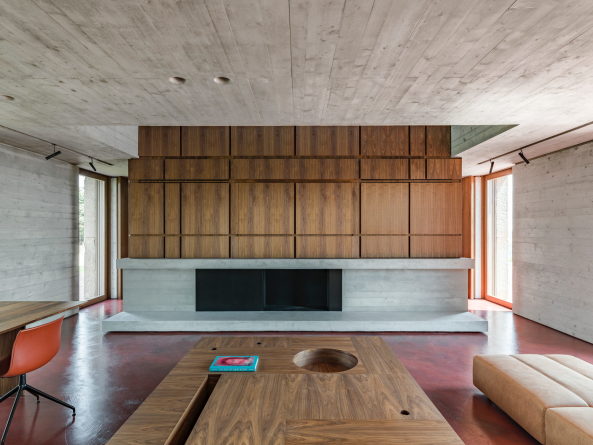 Verschiedene Schalungsbreiten sorgen f�r ein bewegtes Wandbild bei glatt verarbeitetem Sichtbeton.