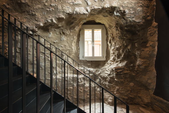 Neue Bruchsteinwnde im Erdgeschoss stabilisieren den historischen Bau.