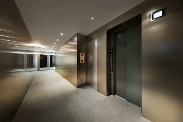 Im Inneren dominiert eine edel-khle Optik.