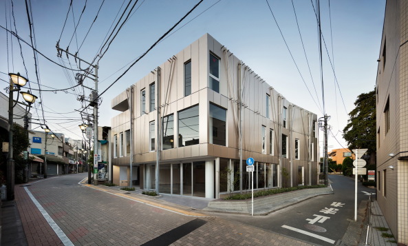 Das von Sasaki Architecture in Tokio entworfene Geschftshaus liegt auf einem Eckgrundstck.