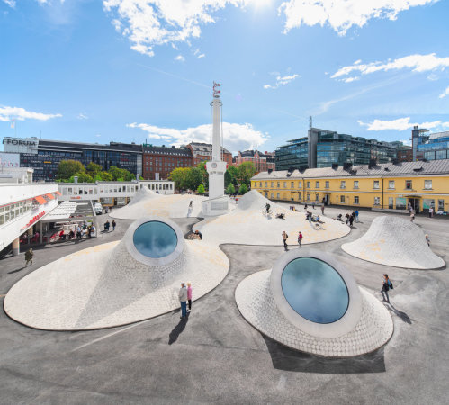 Oberlichter lassen JKMM Architects an einem zentralen Platz in Helsinki wie Augpfel aus dem Boden ragen.