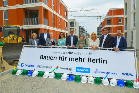 Die Geschftsfhrer der Berliner Wohnungsbaugesellschaften bei der gemeinsamen Neubautour demonstrieren Kompetenz und Zusammenhalt.
