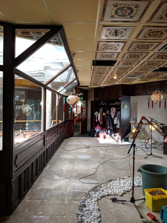 In einem alten China-Restaurant zeigen Tetsuya Umeda und Yosuke Ameiya ihre performative Installation Water Running Upwards.