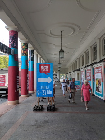 Kultur oder Shopping? Dank eines neuen Rewes im umgenutzten Theater-Foyer geht in Wiesbaden beides.