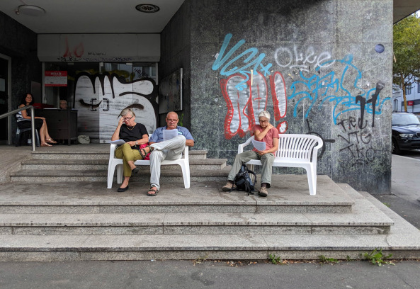 Zuschauer warten auf Zutritt zu Dries Verhoevens Guilty Landscapes.