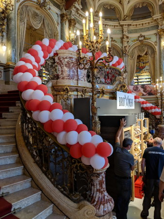 Schon vor der feierlichen Er�ffnung wurde der Laden vom oft unwissenden Publikum gest�rmt.