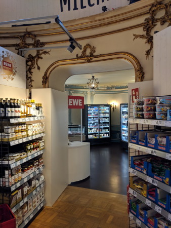 Die Liebe zum Detail ist beeindruckend, Rewe hatte offensichtlich viel Freude an dem Projekt.