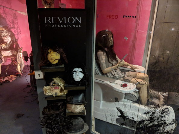 Roger Ballen errichtet im zweiten Abschnitt der City Passage (ber eine Feuertreppe zu erreichen) einen bizarren Shopping-Tunnel.