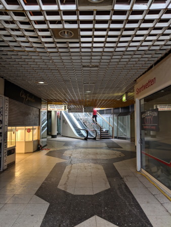 Teil eines spekulativen Tauschs: Kommerz im Theater, Kultur im ehemaligen Einkaufszentrum.