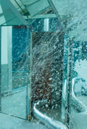 Harrell wurde gerade als T�nzer des Jahres ausgezeichnet, in Wiesbaden performt er im Kunstschneesturm.