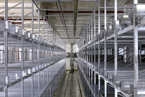 In den 1990er-Jahren wurde das Krematorium um ein vollautomatisiertes Sargregal mit Platz für 817 Särge erweitert, das nach der Schließung der Anlage wieder ausgebaut wurde.