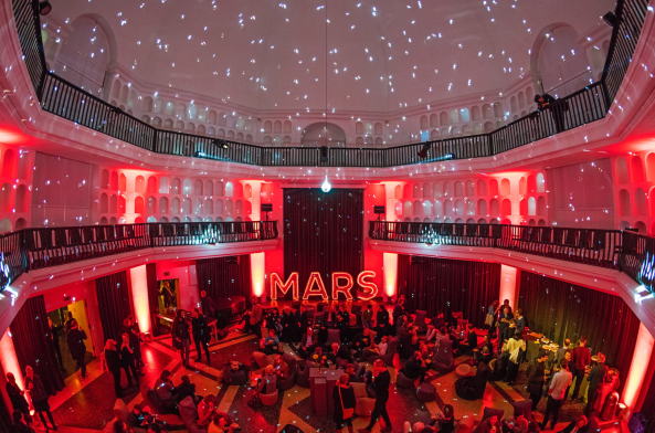 Berliner Umnutzung par excellence: Wo frher getrauert wurde, wird heute gefeiert.