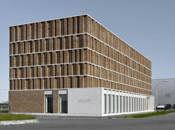 Da wegen des hohen Grundwassers in den Niederlanden keine Keller üblich sind, packten Office Winhov und Gottlieb Paludan Architects das eigentliche Archivgut auf die Büroräume.