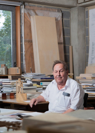 Florian Beigel seinem Atelier, 2012, Foto: Markus Frietsch