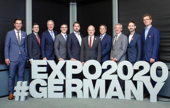 Unsere Mnner fr Dubai: Die ARGE Deutscher Pavillon EXPO 2020 zusammen mit Generalkommissar Dietmar Schmitz (5. von rechts) und den Vertretern der Koelnmesse als Organisator des Deutschen Pavillons