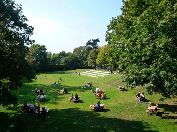 Der sdlich des Schlosses gelegene Park setzt seit 2008 die historische Anlage in Wert und wird als regionaler Treffpunkt genutzt. Landschaftsarchitektur: Paysagestion