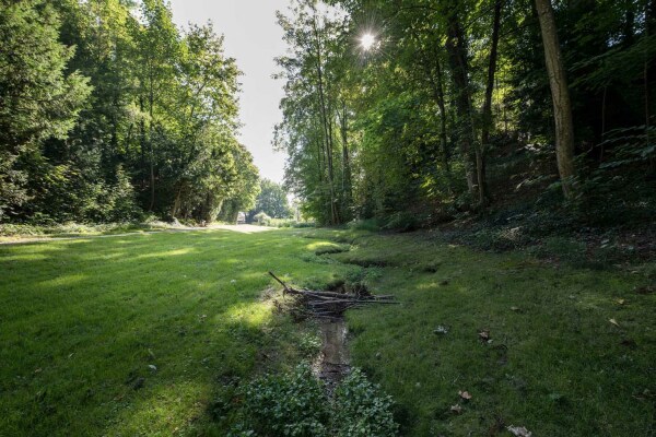 Der ehemalige Burggraben wurde 2009 in einen Landschaftspark verwandelt. Das Naherholungsgebiet verbindet die Wohnzonen mit dem See. Landschaftsarchitektur: Denogent