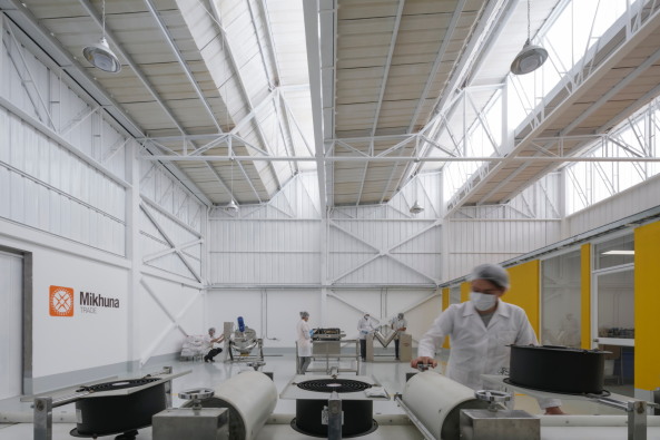 Im Inneren gibt es zwei Raumprogramme: Bros und Nassrume sowie der Produktionsbereich mit Maschinen.