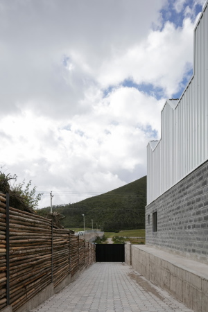 Fabrikhalle in Ecuador von TEC Taller EC