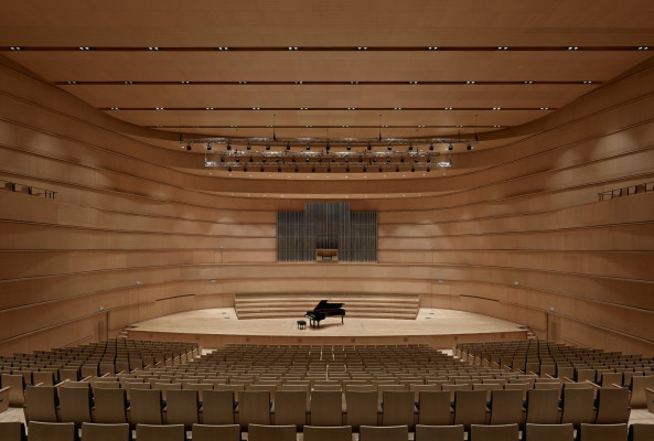 Die holzvertfelte Konzerthalle mit Orgel bietet Platz fr 1.200 Besucher.