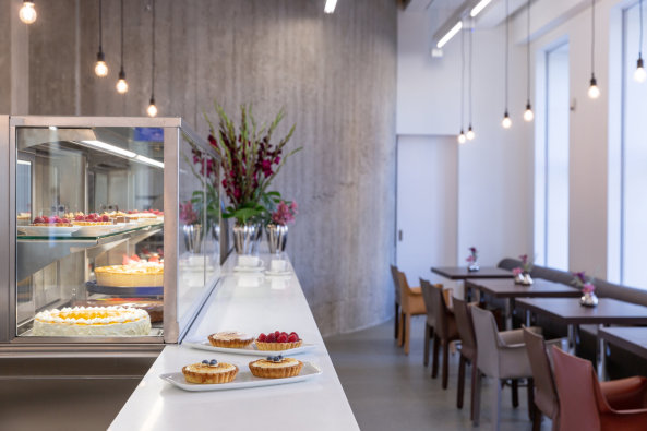 Die abgerundete Betonwand im Hintergrund zeigt die Umgrenzung der historischen Treppenrotunde.