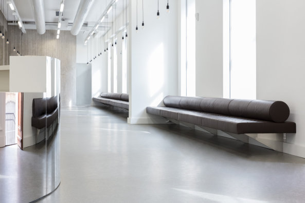 Die lange Bank mit Rckenrolle anstatt Rckenlehne wurde von Kuehn Malvezzi entworfen.