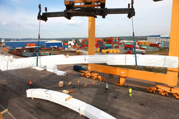 Verladen der Holzbinder im Donauhafen Krems
