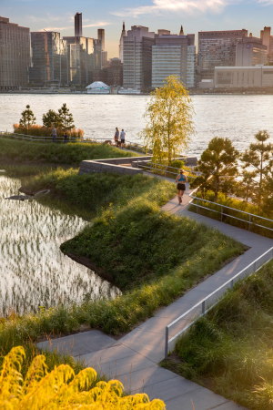 Neuer Uferpark am New Yorker East River