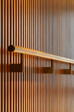 Messing und Holz sorgen hier fr eine gediegene Atmosphre, die mit dem Prunk des restlichen Gebudes kontrastiert.