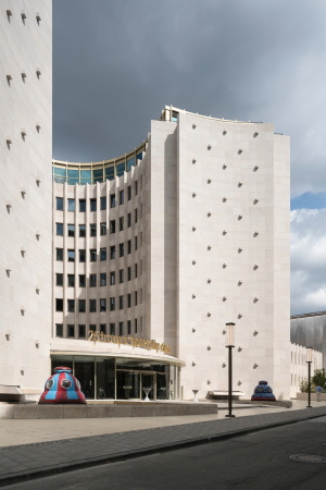 Gewagt in der Form, monumental im Auftritt, konservativ in der Haltung: Das Brohaus aus dem Jahr 1966 stammt von den Berliner Architekten Heinrich Sobotka und Gustav Mller.