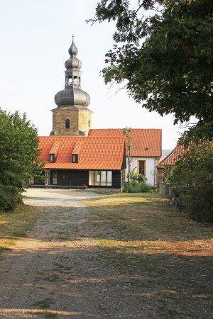 Die neue Remise mit der evangelischen Kiliankirche im Hintergrund